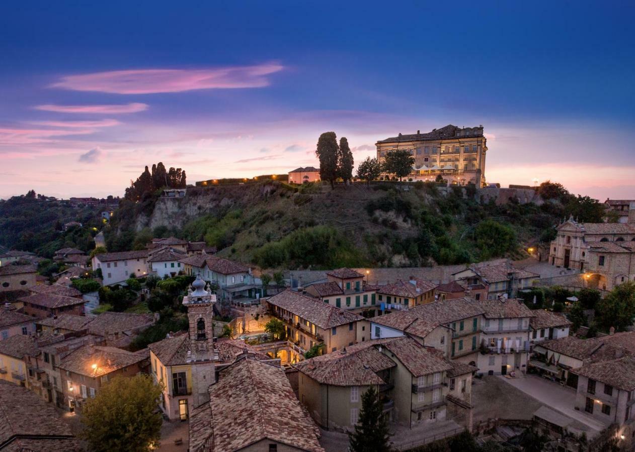 Il Cortile Di San Michele Bed & Breakfast Guarene ภายนอก รูปภาพ